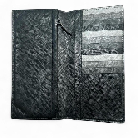🔥 Prada Wallet 🔥 - Picture 3 of 6
